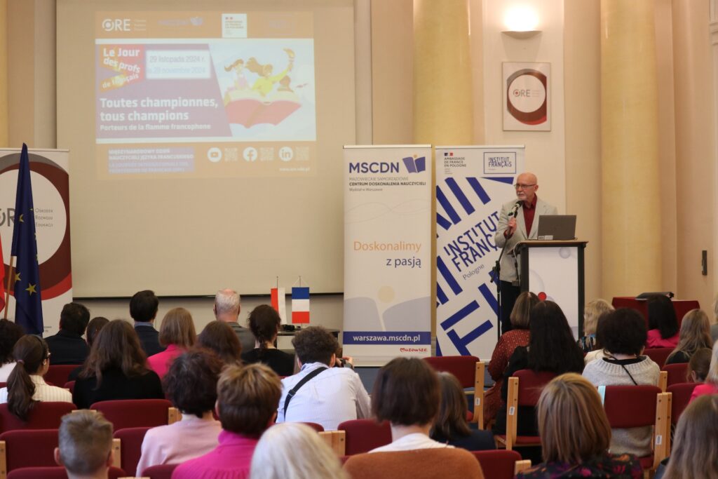 Uczestnicy konferencji i dyrektor ORE Andrzej Suchenek