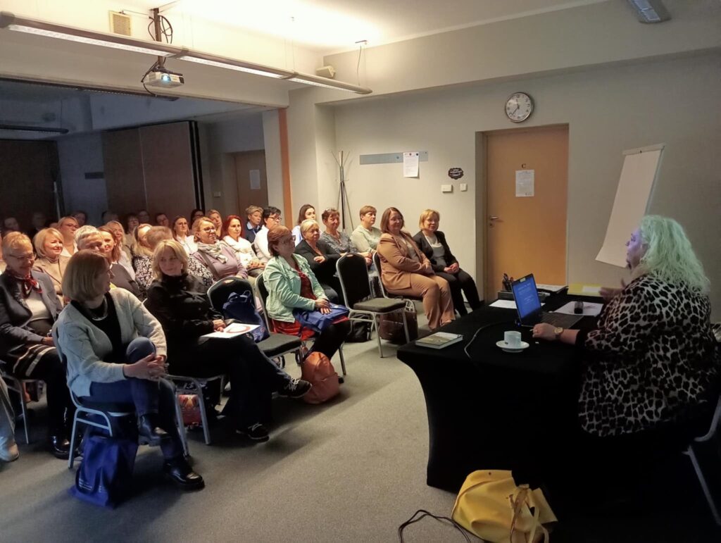 Anna Morajko-Fornal wprowadza uczestników szkolenia w bogactwo śląskich tradycji w odniesieniu do treści sztuki Mianujom mnie Hanka.