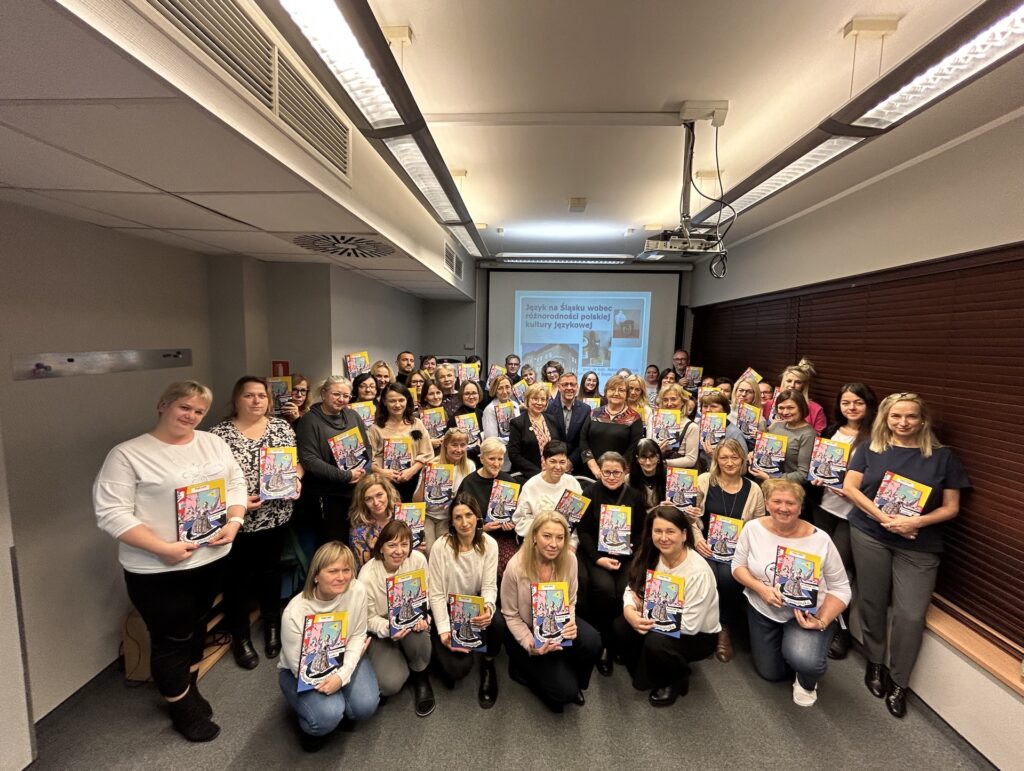 Uczestnicy szkolenia wraz z Anną Morajko-Fornal, dr. Krystianem Węgrynkiem oraz egzemplarzem książki Alojzego Lyski, Mianujom mie Hanka.