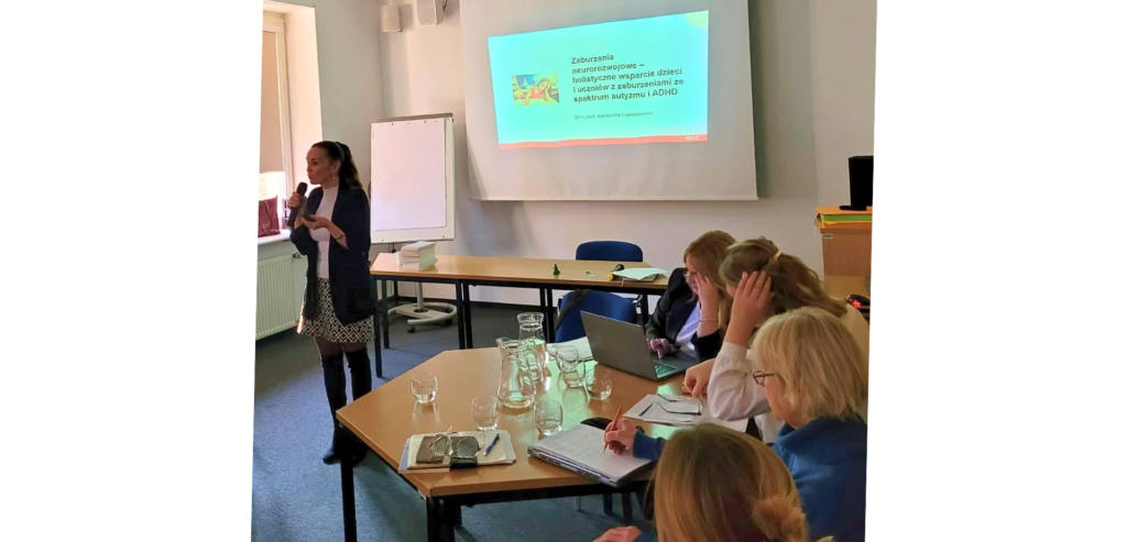 Prelegentka - dr Aleksandra Lewandowska, konsultantka krajowa w dziedzinie psychiatrii dzieci i młodzieży podczas wystąpienia