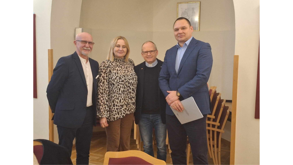 Od lewej: dyrektor ORE Andrzej Suchenek, wicedyrektor ORE Marzenna Habib, były dyrektor MOW w Rzepczynie ks. Artur Dylewski i dyrektor MOW w Czaplinku Sebastian Matułojć