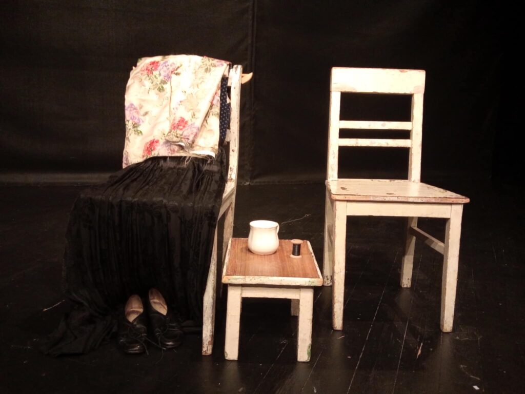 Scena Teatru Korez – oczekiwanie na pojawienie się odtwórczyni roli Hanki; rekwizyty – oszczędne, lecz pełne głębokiej symboliki