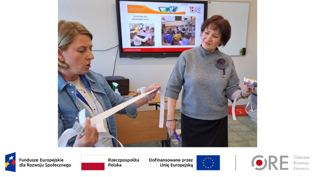 Ekspertka Renata Pasymowska z uczestniczką warsztatów podczas konferencji