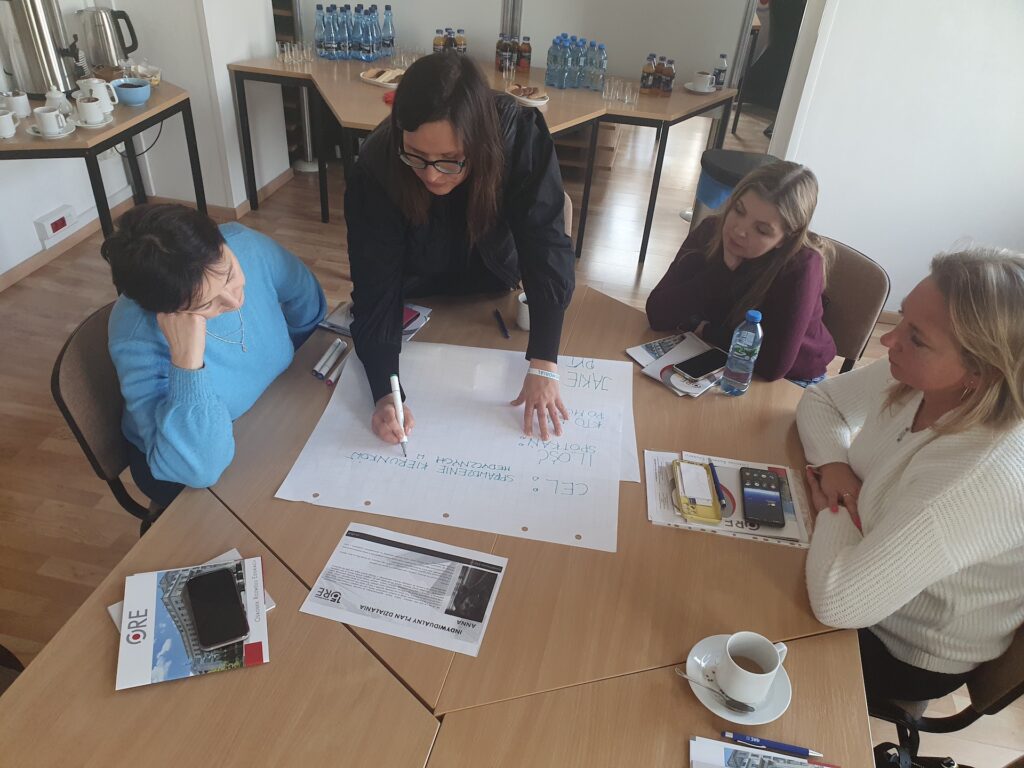 Uczestnicy warsztatów podczas pracy grupowej