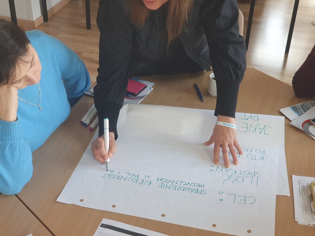 Wspólne wykonywanie ćwiczenia zaproponowanego przez prowadzącą