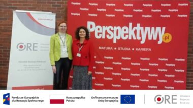 Przedstawicielki zespołu projektu Katarzyna Lidia Kuklińska i Barbara Wałecka stoją na tle stojaka reklamowego z napisem „ORE” i ścianki z napisem „Perspektywy”