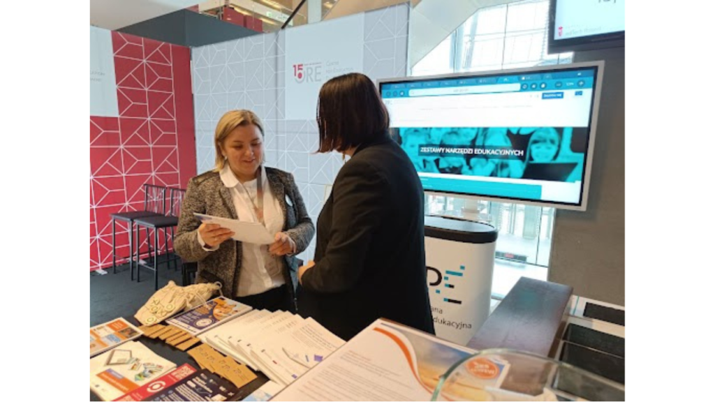 Magdalena Jakubowska, ekspert ds. upowszechniania i komunikacji, z uczestnikiem konferencji DG SCHOOLS