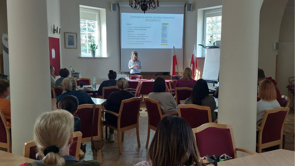 Prowadząca Katarzyna Cichocka-Segiet i uczestnicy szkolenia podczas warsztatów „Projektowanie uniwersalne w edukacji – prezentacja, działanie i ekspresja”
