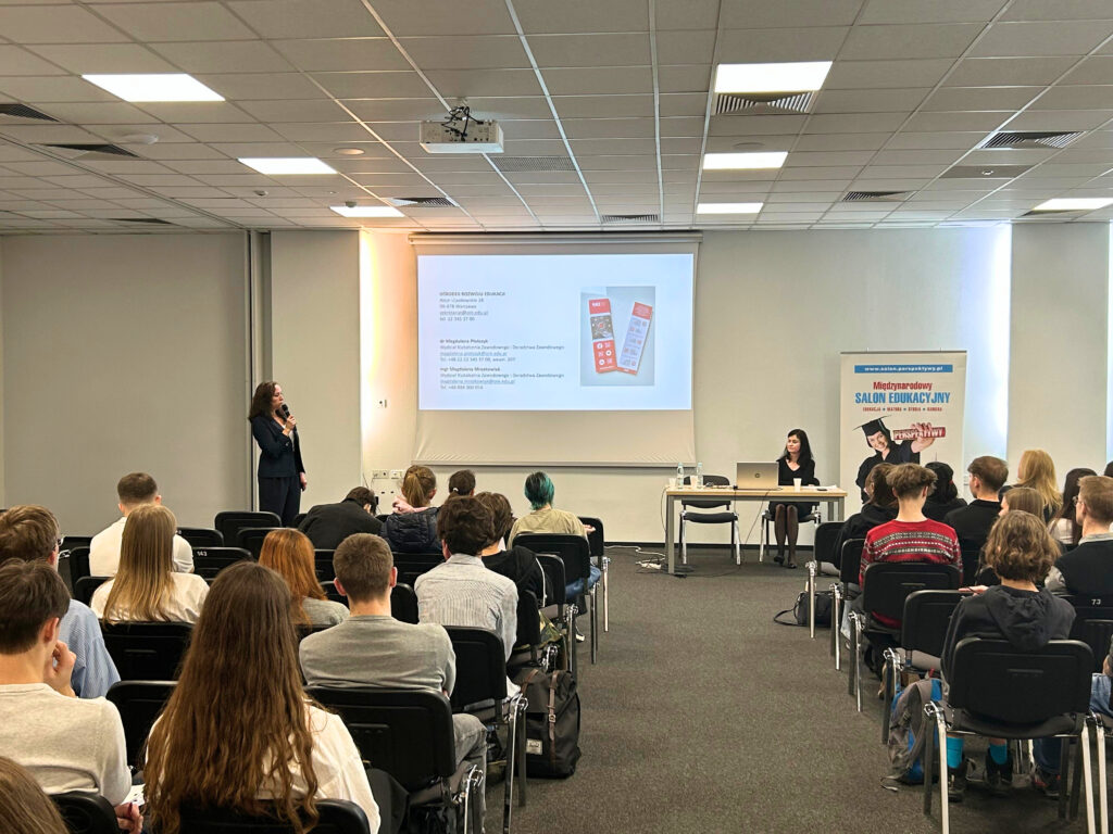 Magdalena Mrozkowiak, Magdalena Płotczyk, uczniowie i nauczyciele - uczestnicy spotkania