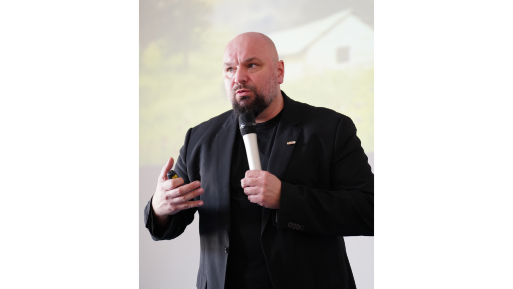 Łukasz Gierek przedstawia sztuczną inteligencję jako asystenta przy pracy nauczyciela języka polskiego