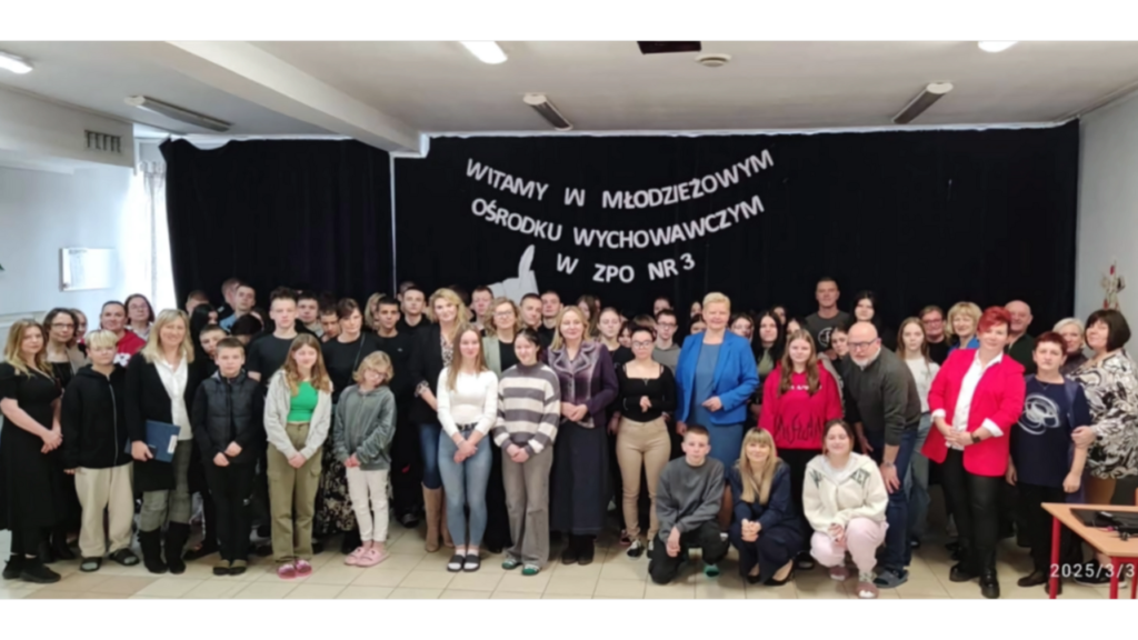 Na zdjęciu kadra i wychowankowie MOW Wrocław, od lewej Marta Paluch kierownik Wydziału Resocjalizacji i Socjoterapii ORE, Izabella Kaczyńska starszy specjalista Wydziału Resocjalizacji i Socjoterapii ORE, Marzenna Paluch wicedyrektor ORE, Izabela Górzyńska dyrektor Zespołu Placówek Oświatowych nr 3 we Wrocławiu