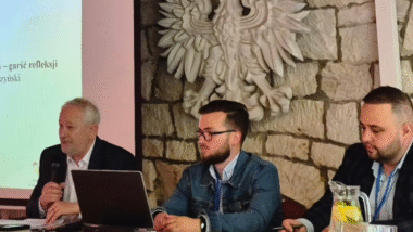 Od lewej: prof. dr hab. Marek Konopczyński, uczestnik konferencji, dyrektor MOW Puławy Dawid Gutek.