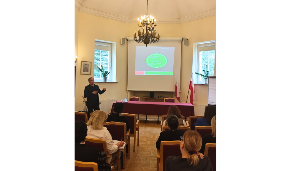 Prelegent dr Radosław Piotrowicz podczas spotkania z wizytatorami ds. edukacji włączającej