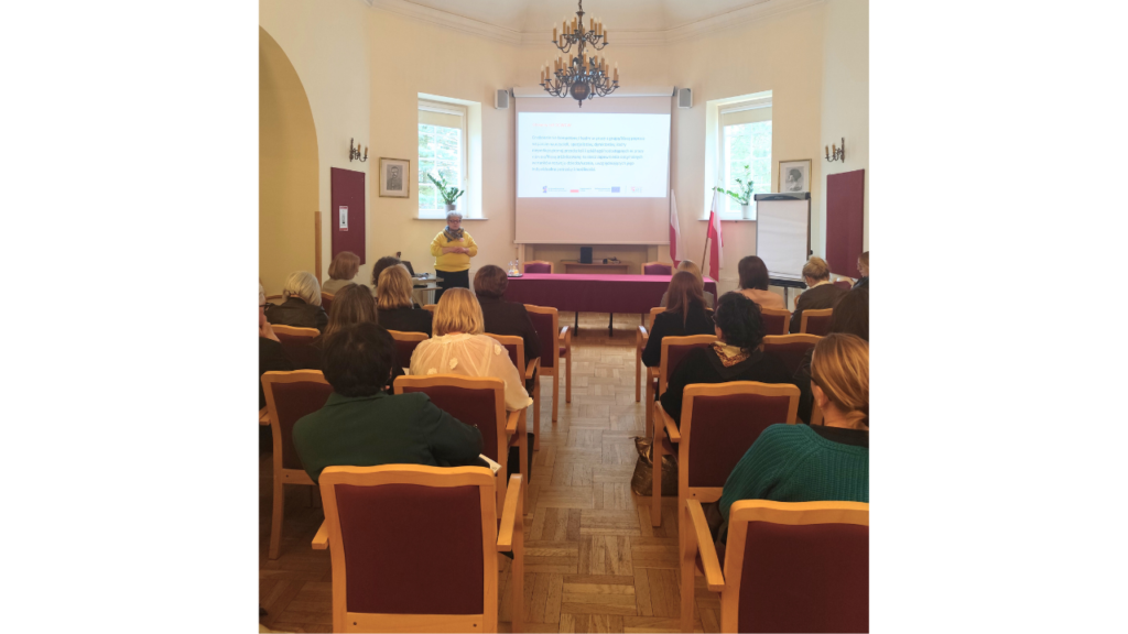 Kierowniczka projektu „Budowa skoordynowanego systemu pomocy specjalistycznej opartej na Specjalistycznych Centrach Wspierających Edukację Włączającą” Agnieszka Pietryka podczas spotkania z wizytatorami ds. edukacji włączającej