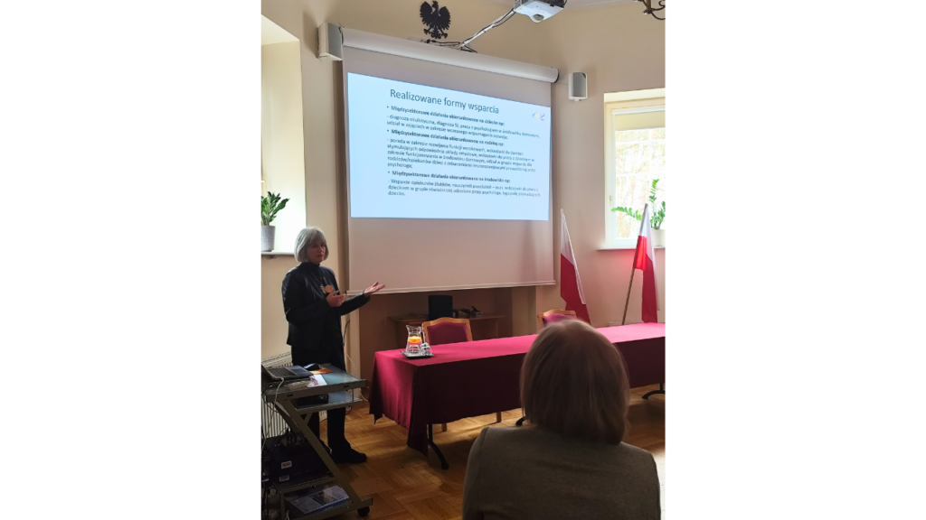 Prelegentka Anna Tomaszewska podczas spotkania z wizytatorami ds. edukacji włączającej