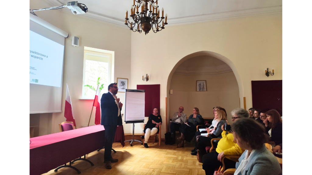 Dr Karol Pawlak podczas spotkania z wizytatorami ds. edukacji włączającej