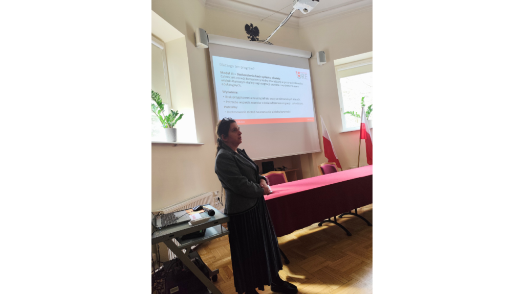 Emilia Kowalczyk-Rumak podczas spotkania z wizytatorami ds. edukacji włączającej