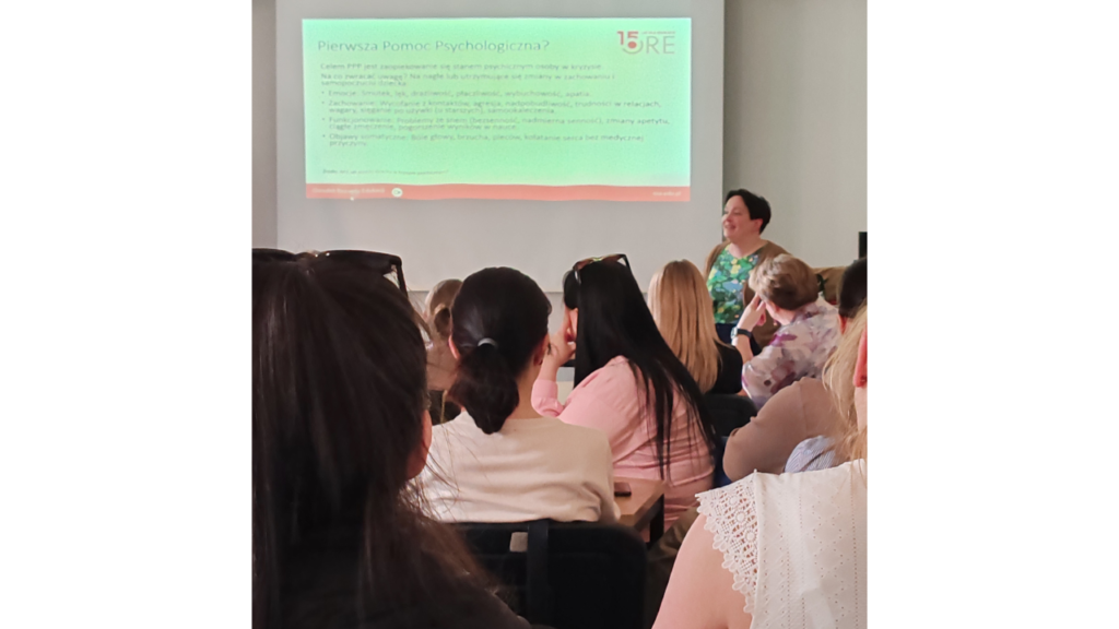 Prowadząca Jolanta Zawór oraz uczestnicy szkolenia w czasie wykładu „Działania wychowawczo-profilaktyczne w pracy wychowawcy świetlicy szkolnej”