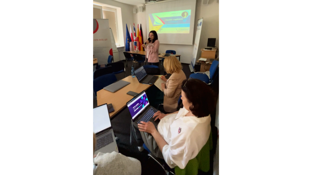 Magdalena Bubula (MCDN) i uczestnicy warsztatów (sekcja angielska)