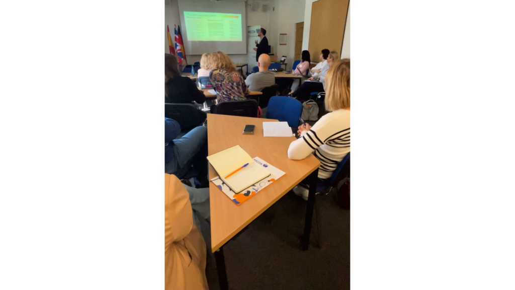 Piotr Pluskota (British Council) i uczestnicy warsztatów (sekcja angielska)