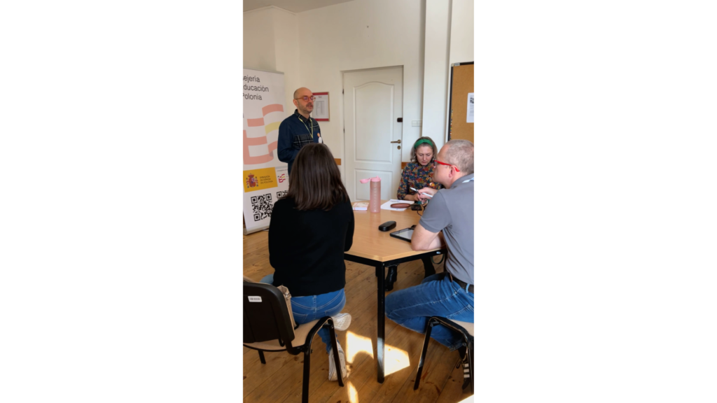 Stefano Nardone (Biuro Radcy ds. Edukacji Ambasady Królestwa Hiszpanii w Polsce) i uczestnicy warsztatów (sekcja hiszpańskojęzyczna)