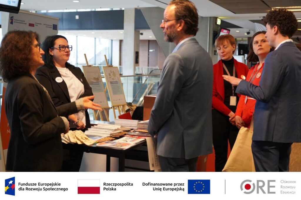 Na zdjęciu ekspertka projektu Barbara Wałecka rozmawia z uczestnikiem konferencji