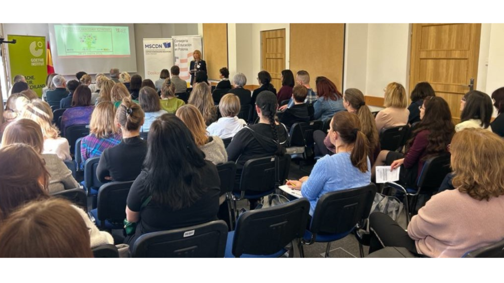 Elżbieta Witkowska (Kierownik Wydziału Kompetencji Językowych i Współpracy Międzynarodowej) i uczestnicy Wiosennej Akademii Językowej (otwarcie wydarzenia)