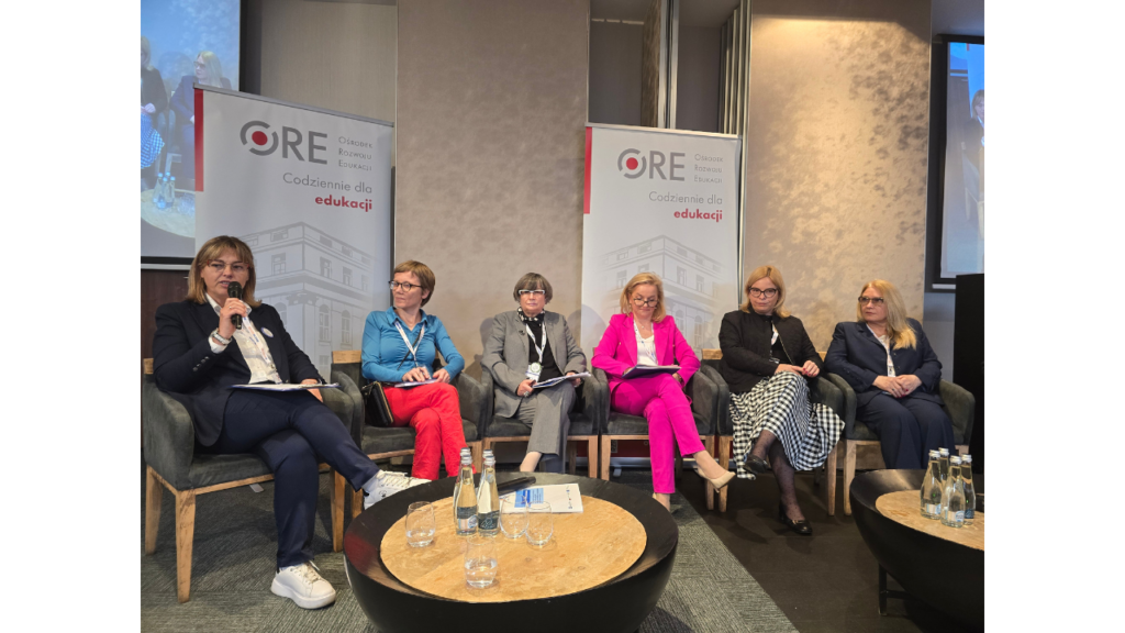 Uczestnicy panelu (od lewej): Marzena Pulik-Sowińska (Lubuska Wicekurator Oświaty, moderatorka), Sylwia Żmijewska-Kwiręg (dyrektorka programowa Centrum Edukacji Obywatelskiej), Dorota Obidniak (koordynatorka ds. współpracy międzynarodowej w Zarządzie Głównym ZNP), Wioletta Krzyżanowska (Mazowiecka Kuratorka Oświaty), Oktawia Gorzeńska (Wiceprezydentka Miasta Gdyni), Ewa Furche (dyrektorka Pomorskiego Centrum Edukacji Nauczycieli w Gdańsku)