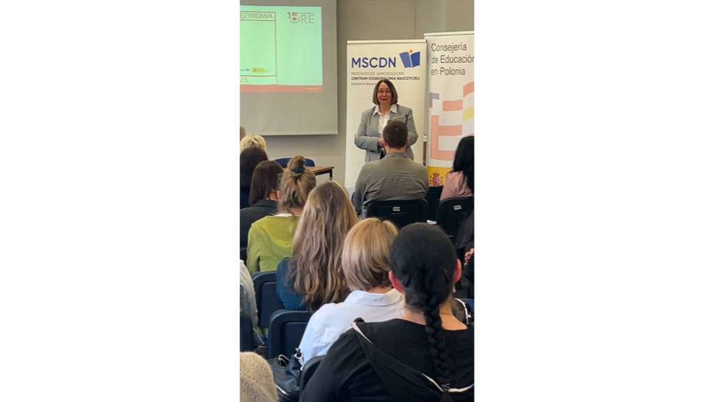 Małgorzata Szeja (Wicedyrektor Ośrodka Rozwoju Edukacji) i uczestnicy Wiosennej Akademii Językowej (otwarcie wydarzenia)