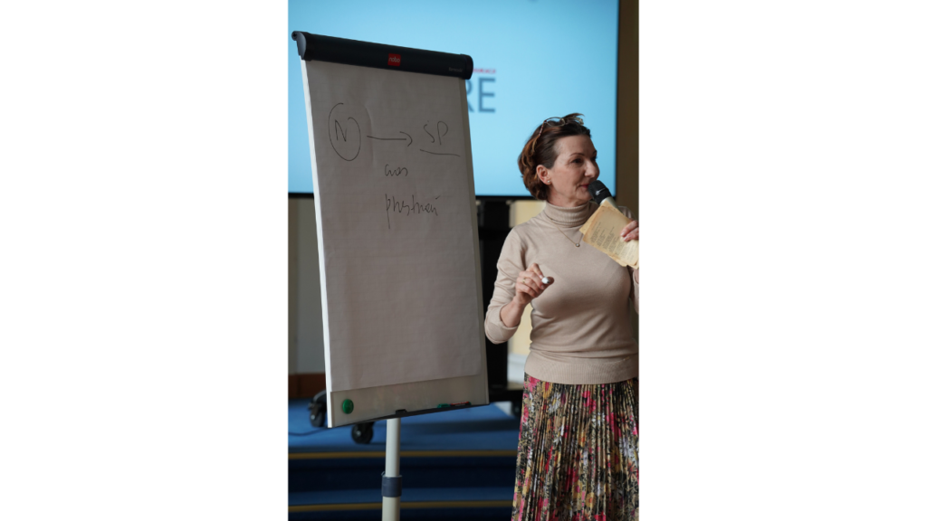 Dr hab. Ewa Hoffmann-Piotrowska rozrysowuje uczestnikom nieoczywistości wiersza Adama Mickiewicza