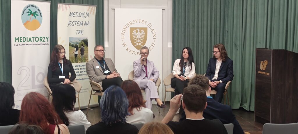 Panel dyskusyjny z udziałem mediatorów / Źródło zdjęć: Śląskie Stowarzyszenie Mediatorów Rodzinnych FB