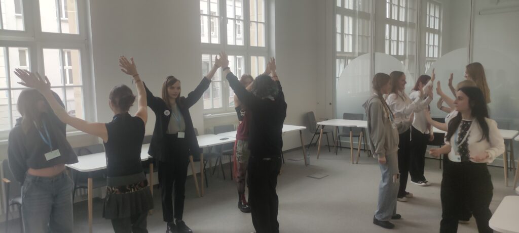 Warsztaty z wykorzystaniem technik dramowych, prowadzone przez Martę Koch-Kozioł / Źródło zdjęć: Śląskie Stowarzyszenie Mediatorów Rodzinnych FB