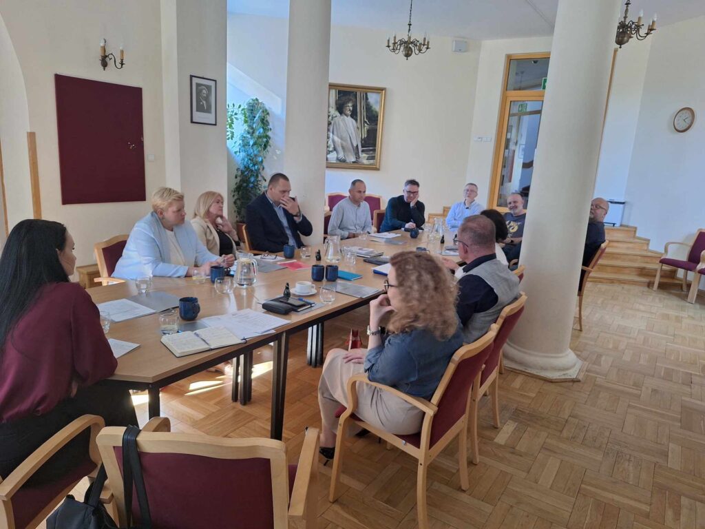 Dyrektorzy młodzieżowych ośrodków wychowawczych, przedstawiciele WRS ORE, sędzia Joanna Jarząb z Sądu Rejonowego dla Warszawy-Żoliborza w Warszawie VI Wydział Rodzinny i Nieletnich oraz kurator specjalista Robert Kaczyński z VI Zespołu Kuratorskiej Służby Sądowej Sądu Rejonowego dla Warszawy-Żoliborza w Warszawie