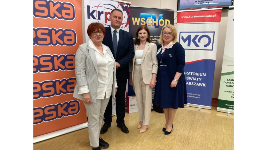 Organizatorzy wydarzenia z gośćmi, od lewej: dyrektor delegatury w Siedlcach Kuratorium Oświaty w Warszawie dr Urszula Wyrzykowska-Dudek, dyrektor WUP Warszawa filii w Siedlcach Piotr Karaś, dyrektor Samorządowego Centrum Doradztwa i Doskonalenia Nauczycieli w Siedlcach Joanna Ługowska, specjalistka WKZDZ ORE Edyta Lepiarska