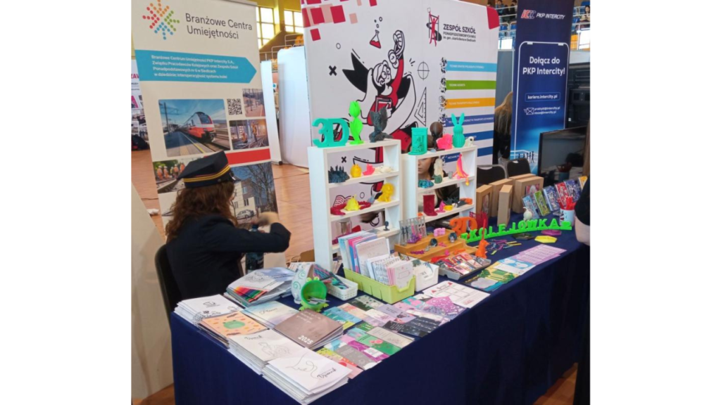 Stoisko jednej z siedleckich szkół, w której powstaje BCU z dziedziny kolejnictwa