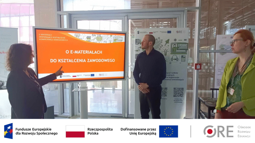 Przedstawiciele projektu (od lewej) Barbara Wałecka, Sebastian Dmochowski i Katarzyna Lidia Kuklińska na stoisku informacyjnym