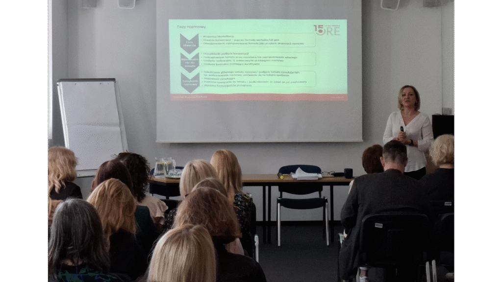 Prowadząca Katarzyna Nowakowska oraz uczestnicy szkolenia w czasie wykładu „Rodzice i szkoła – dialog jako podstawa efektywnej współpracy”