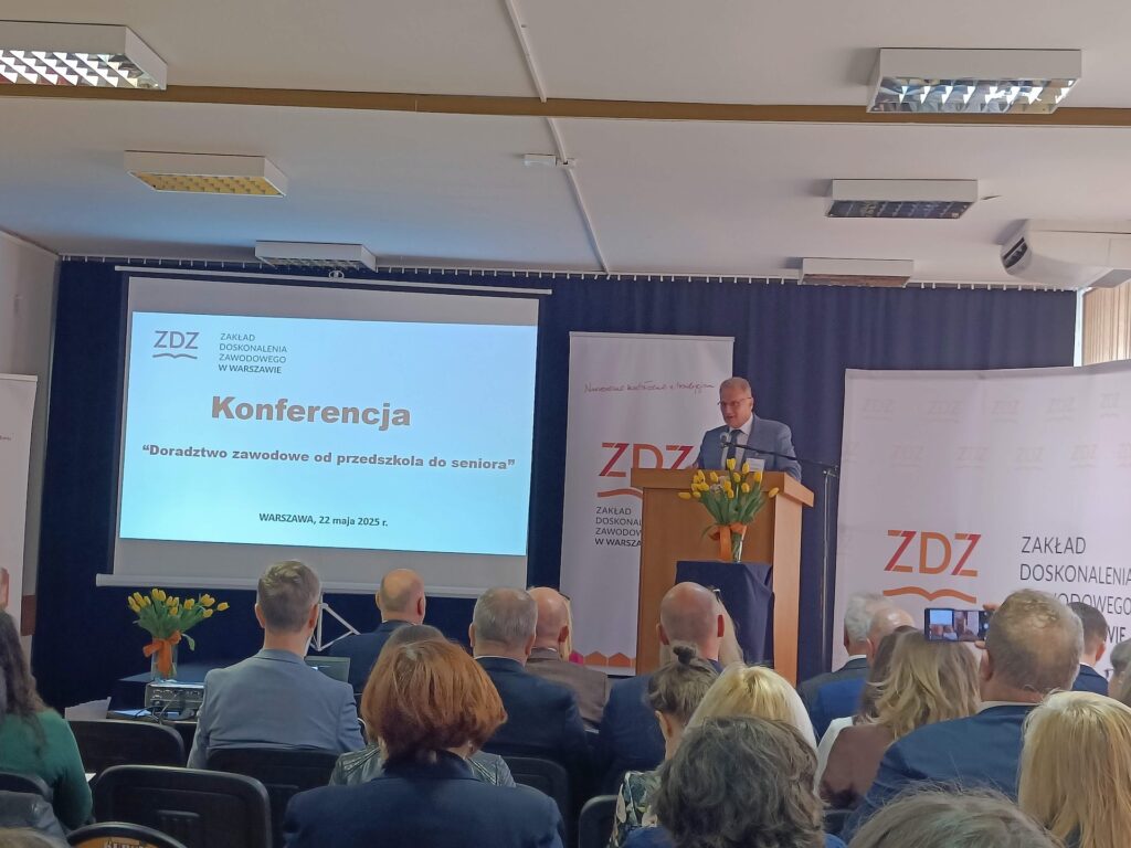 Dyrektor Wojewódzkiego Urzędu Pracy w Warszawie Tomasz Sieradz podczas wystąpienia na temat prognoz zapotrzebowania na pracowników na mazowieckim rynku pracy