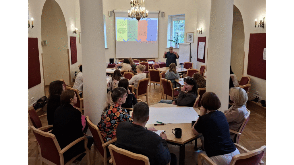 Prowadząca Marzena Jasińska oraz uczestnicy szkolenia podczas warsztatów „Sztuka skutecznego porozumiewania się nauczyciela/specjalisty z rodzicem – mosty i mury we współpracy”