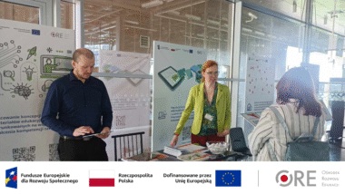 Przedstawiciele projektu (od lewej) Sebastian Dmochowski i Katarzyna Lidia Kuklińska prezentują projekt na stoisku informacyjnym