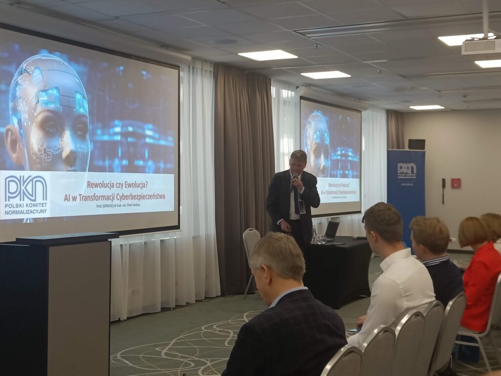 Dr hab. inż. Piotr Senkus z Katedry Zarządzania i Technologii Informacyjnych na Uniwersytecie Warszawskim wygłasza prelekcję „Rewolucja czy Ewolucja? AI w Transformacji Cyberbezpieczeństwa”