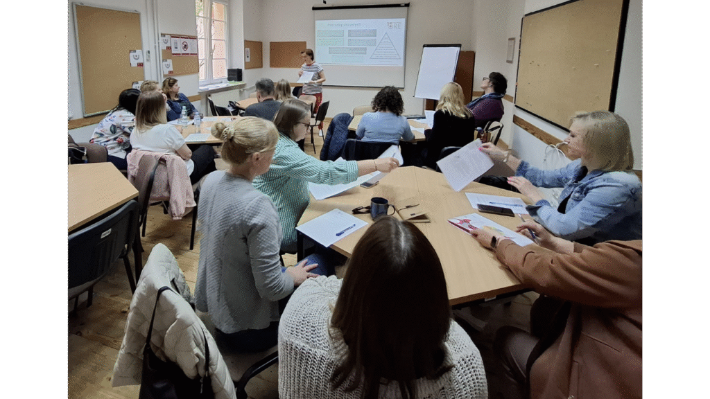 Prowadząca Agata Grzeniewska oraz uczestnicy szkolenia podczas warsztatów „Szkoła jako przestrzeń dla aktywnych i zaangażowanych rodziców”