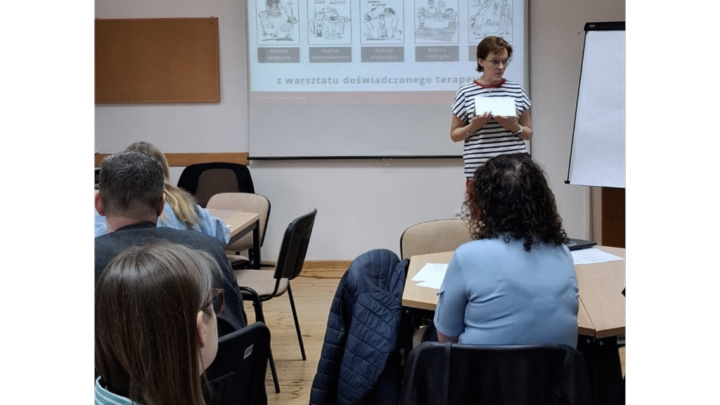 Prowadząca Agata Grzeniewska oraz uczestnicy szkolenia podczas warsztatów „Szkoła jako przestrzeń dla aktywnych i zaangażowanych rodziców”