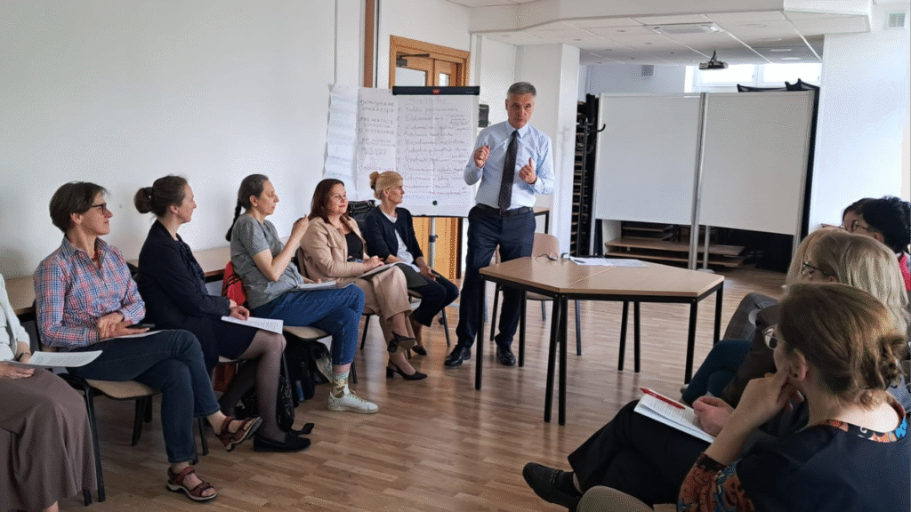 Grupa szkoleniowa podczas zapoznawania się ze schematem mediacji