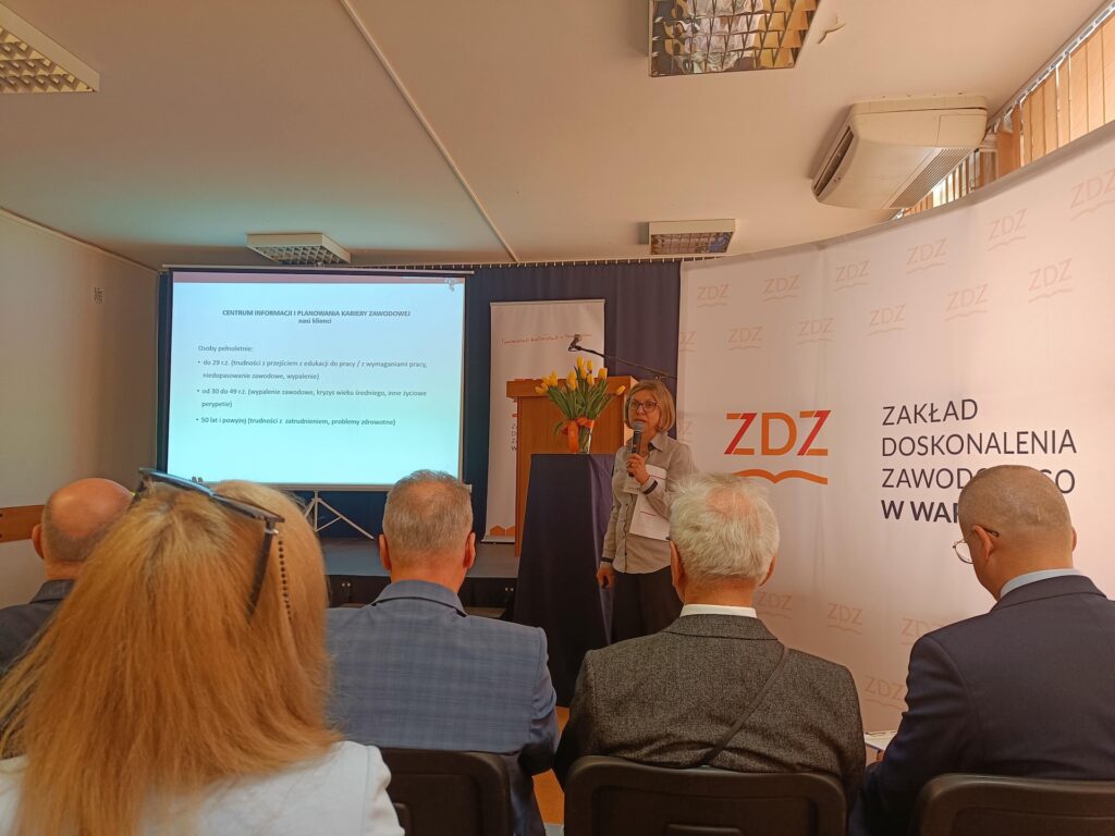 Magdalena Mrozek z Wojewódzkiego Urzędu Pracy w Warszawie podczas prelekcji na temat usług doradztwa zawodowego świadczonych w tym urzędzie
