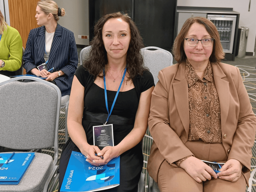 Wicedyrektor Ośrodka Rozwoju Edukacji Małgorzata Szeja i Magdalena Mrozkowiak, główny specjalista w Wydziale Kształcenia Zawodowego i Doradztwa Zawodowego ORE, wśród uczestników konferencji