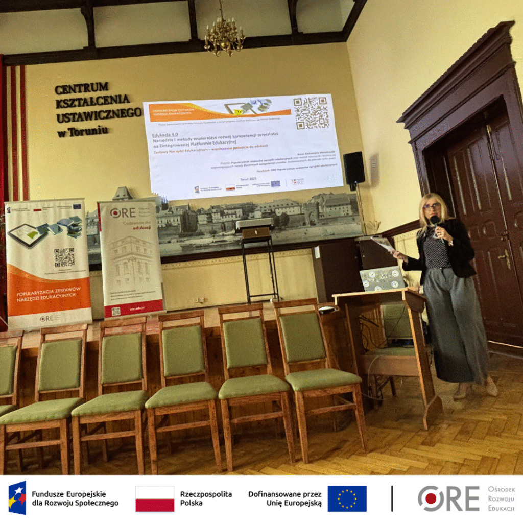 Angelika Wiśniewska prezentująca zestawy narzędzi edukacyjnych