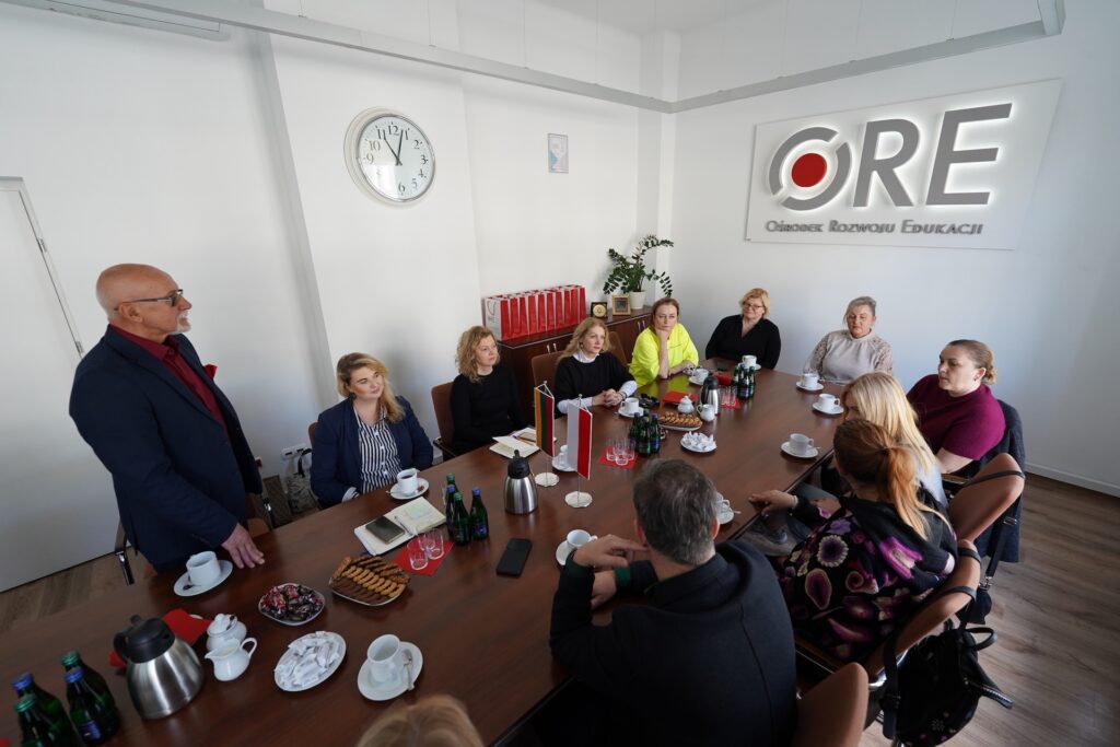 Dyrektor ORE Andrzej Suchenek otwiera spotkanie z przedstawicielami placówek resocjalizacyjnych na Litwie