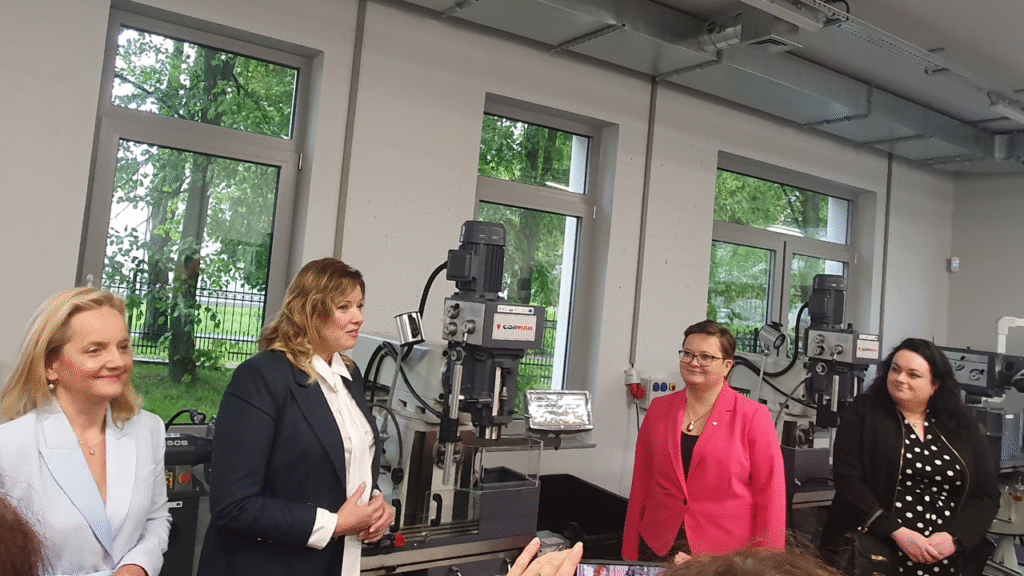 Jedna z nowych pracowni BCU w Siedlcach. Od lewej: Mazowiecki Kurator Oświaty Wioletta Krzyżanowska, dyrektor BCU Siedlce Małgorzata Szymaniuk-Kruk, wiceminister edukacji Katarzyna Lubnauer, członkini zarządu Fundacji Rozwoju Systemu Edukacji Alina Prochasek