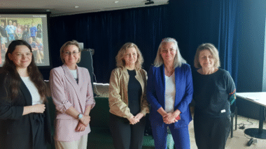 Od lewej: podsekretarz stanu w Ministerstwie Rodziny, Pracy i Polityki Społecznej Katarzyna Nowakowska, ministra do spraw społeczeństwa obywatelskiego Adriana Porowska, Izabella Kaczyńska z Wydziału Resocjalizacji i Socjoterapii ORE, prezeska i założycielka Fundacji po DRUGIE Agnieszka Sikora, prof. Renata Szczepanik z Uniwersytetu Łódzkiego